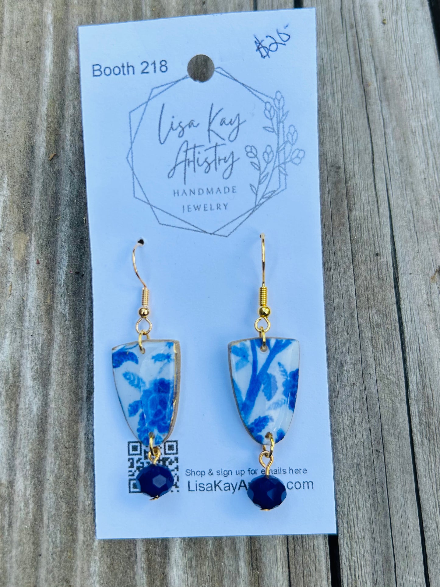 Delft Dangle Rounded a Triangle 1 Piece with Facet Bead