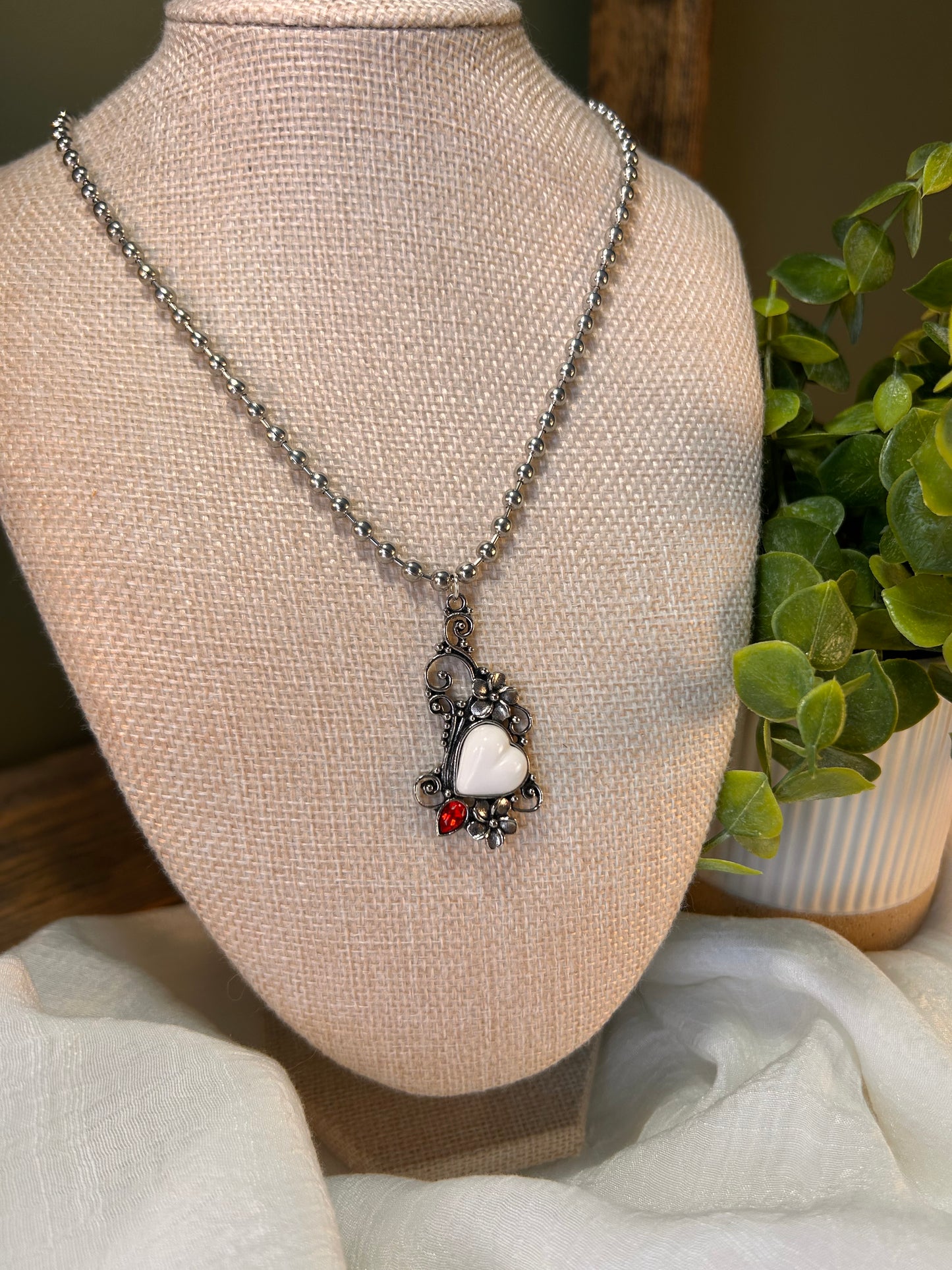 Single pendant charm necklace on ball link chain