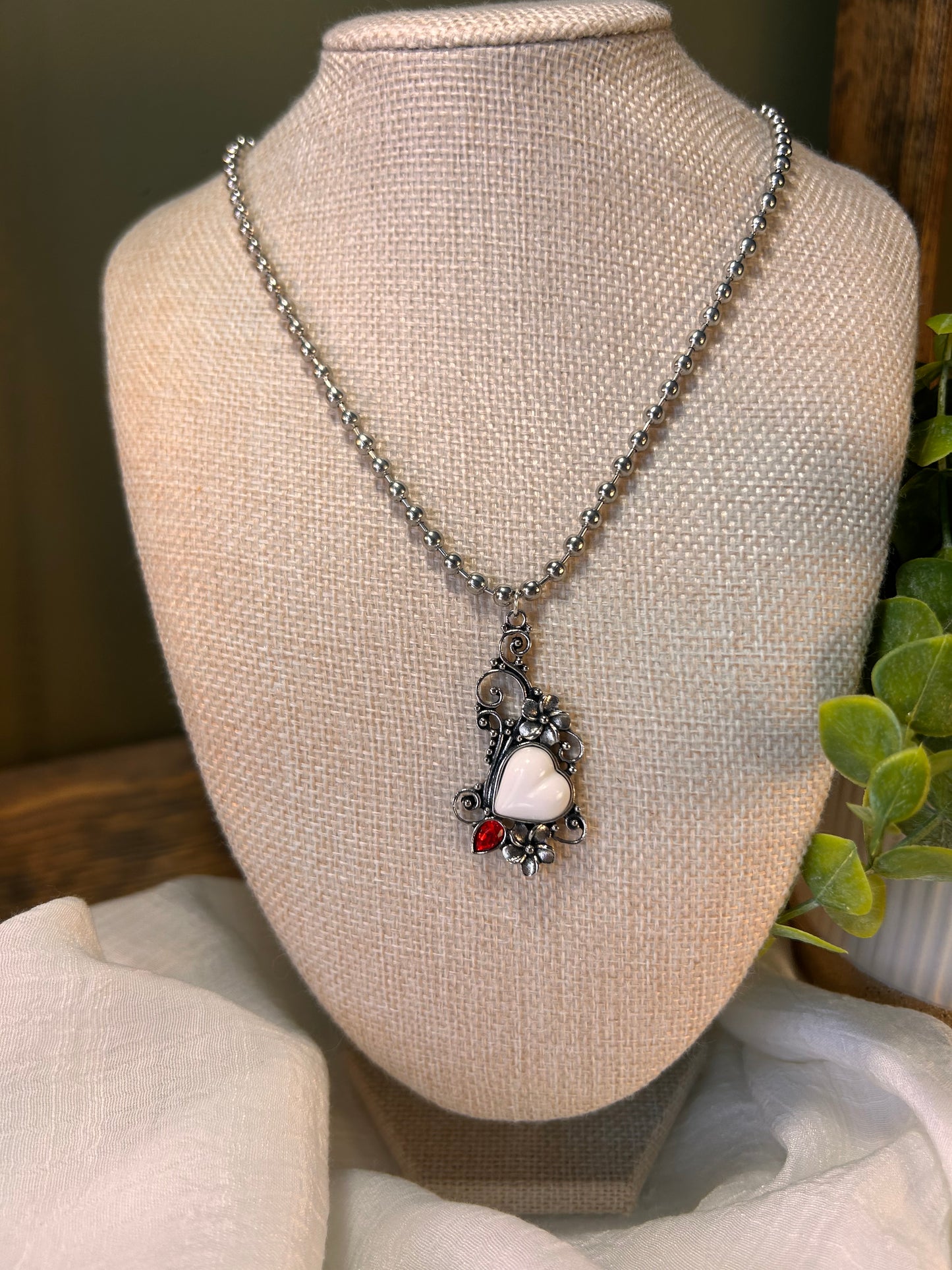 Single pendant charm necklace on ball link chain