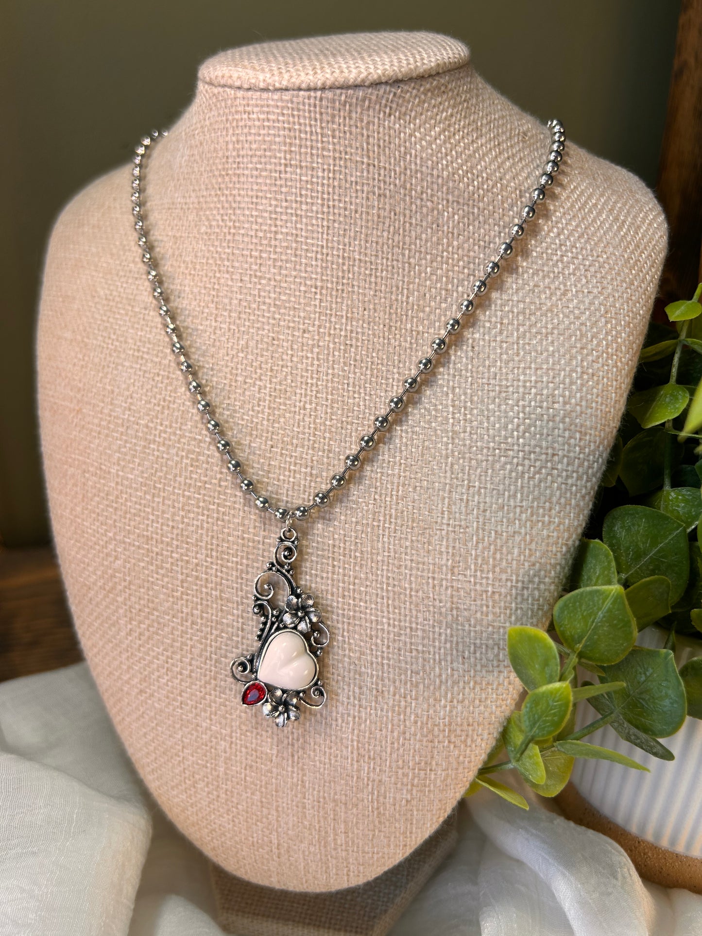 Single pendant charm necklace on ball link chain