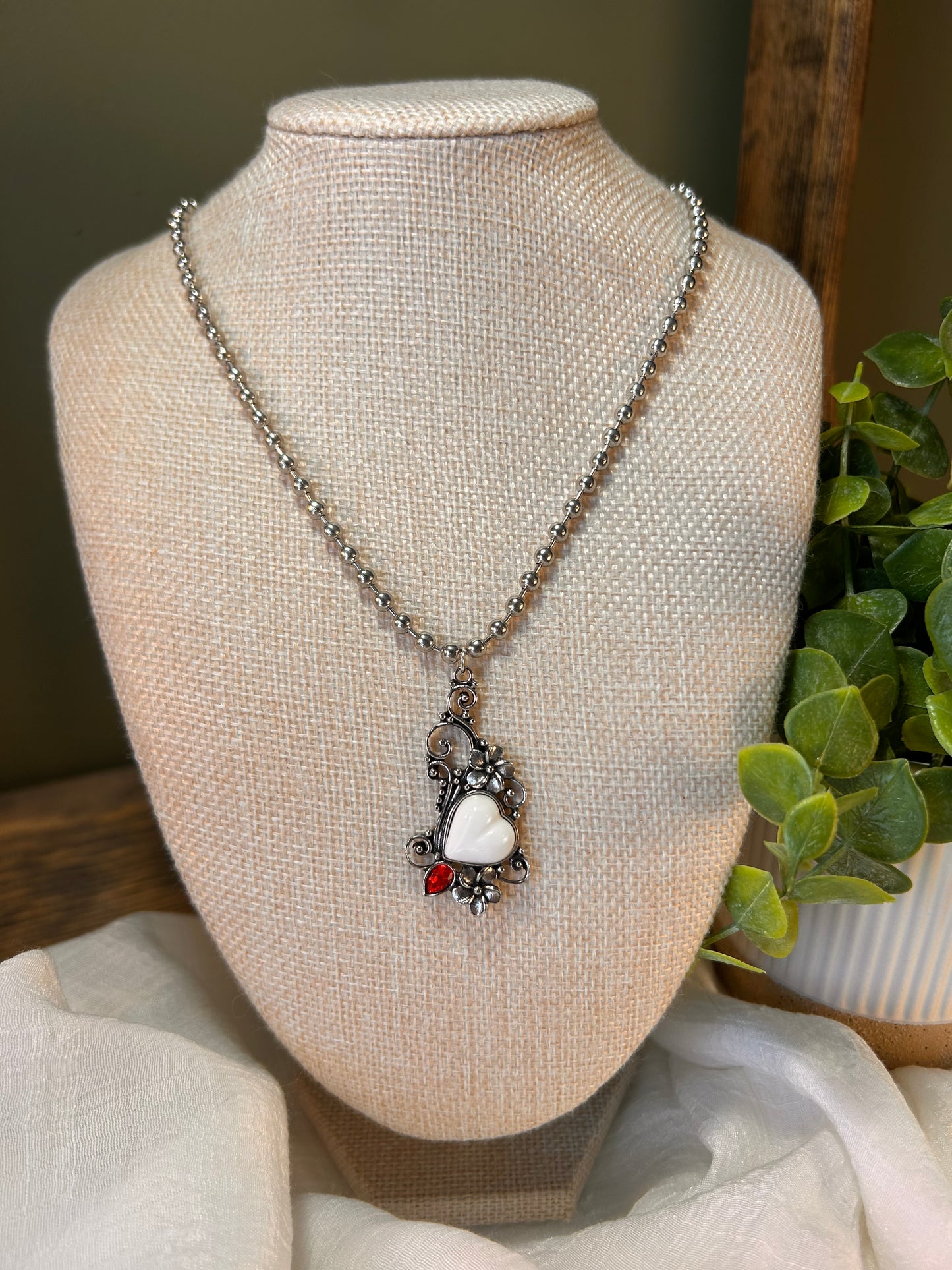 Single pendant charm necklace on ball link chain